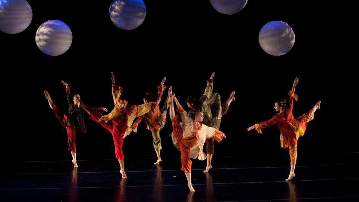 Todo el elenco de Dance NOW! Miami en “Random Patterns of Falling Leaves”. 