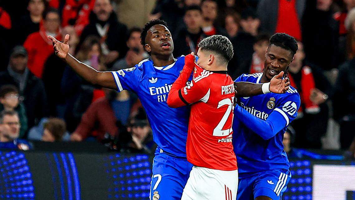 El delantero brasileño del Real Madrid Vinicius Jr. (izq.) denunció ante el árbitro que el jugador argentino del Benfica Gianluca  Prestianni (#25) le había llamado “mono” y este activó el protocolo contra el racismo.