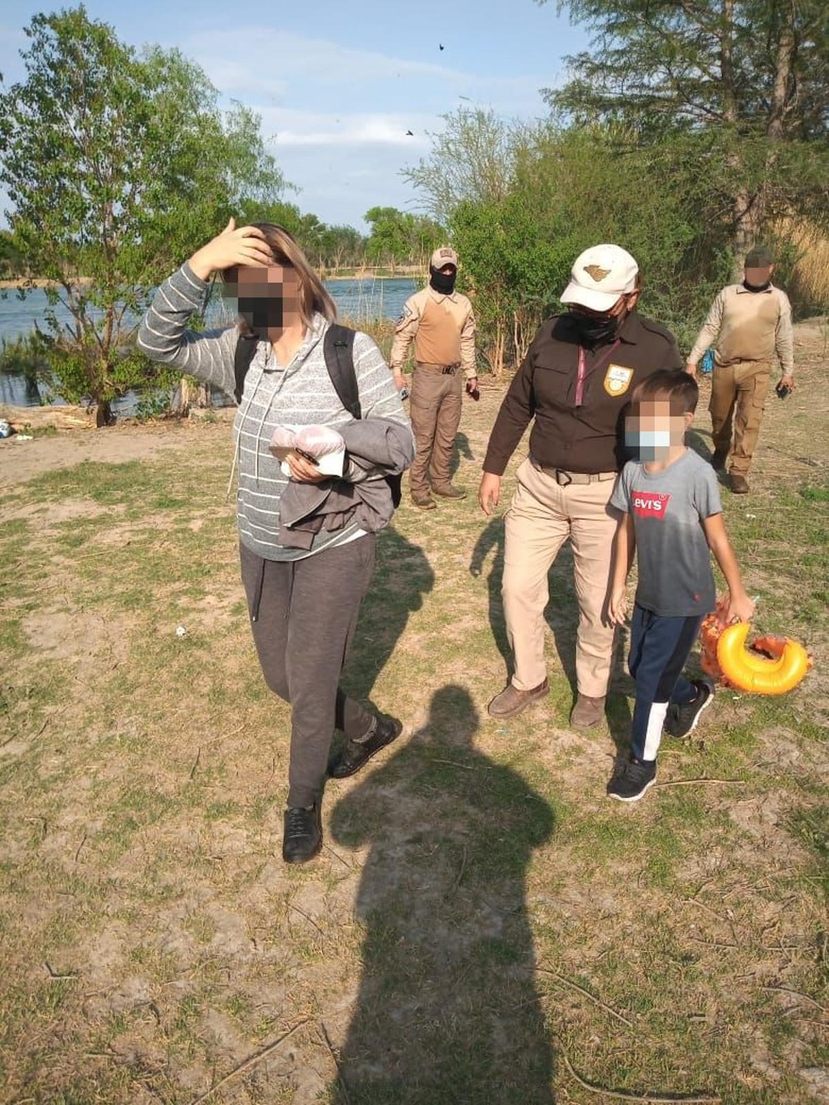 Una madre cubana y su hijo fueron rescatados de las fuertes corrientes del río Bravo, México, el 14 de abril de 2022.