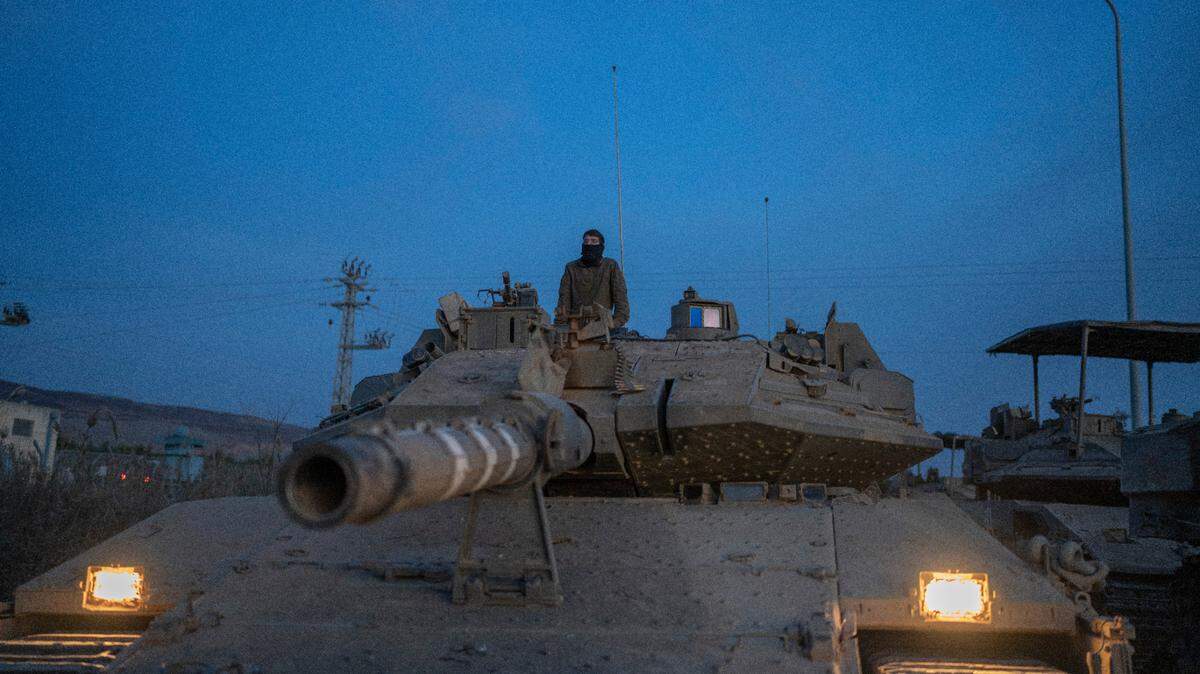 Tanques israelíes abandonan la zona fronteriza entre Israel y el Líbano, el 11 de diciembre de 2024.