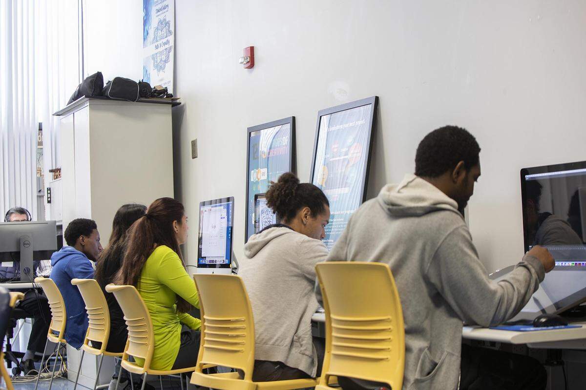 Estudiantes en el aula digital del programa ACCESS del Miami Dade College, en el Wolfson Campus. El programa MEED+ del MDC ofrece apoyo y herramientas para el éxito de los estudiantes discapacitados, quienes se benefician con ayuda en la preparación para el empleo.