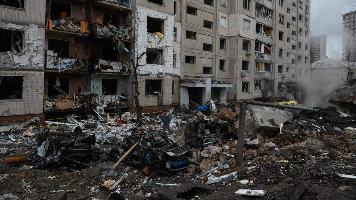 Vista de un edificio dañado por un ataque con misiles de Rusia, en Kiev, Ucrania, el 2 de enero de 2024.