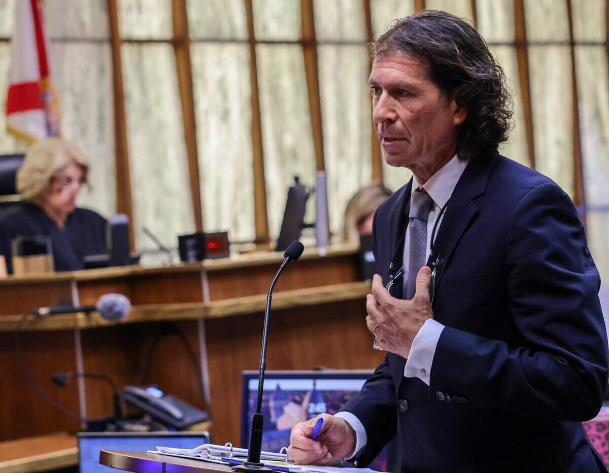 El abogado defensor Howard Srebnick presenta su alegato de apertura en el juicio contra George Pino, quien está acusado en relación con el accidente que causó la muerte de Lucy Fernández, de 17 años. El juicio de Pino comenzó el lunes 8 de junio de 2026.