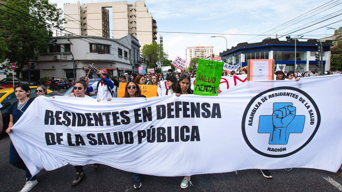 Foto de archivo que muestra a miles de personas, entre ellas médicos, enfermeras y empleados del sector salud, marchando en apoyo a la salud pública y en contra del cierre de hospitales debido a la falta de financiamiento, el 8 de octubre de 2024, en Buenos Aires, Argentina. El financiamiento de servicios médicos a los inmigrantes es un tema de debate en la sociedad argentina.