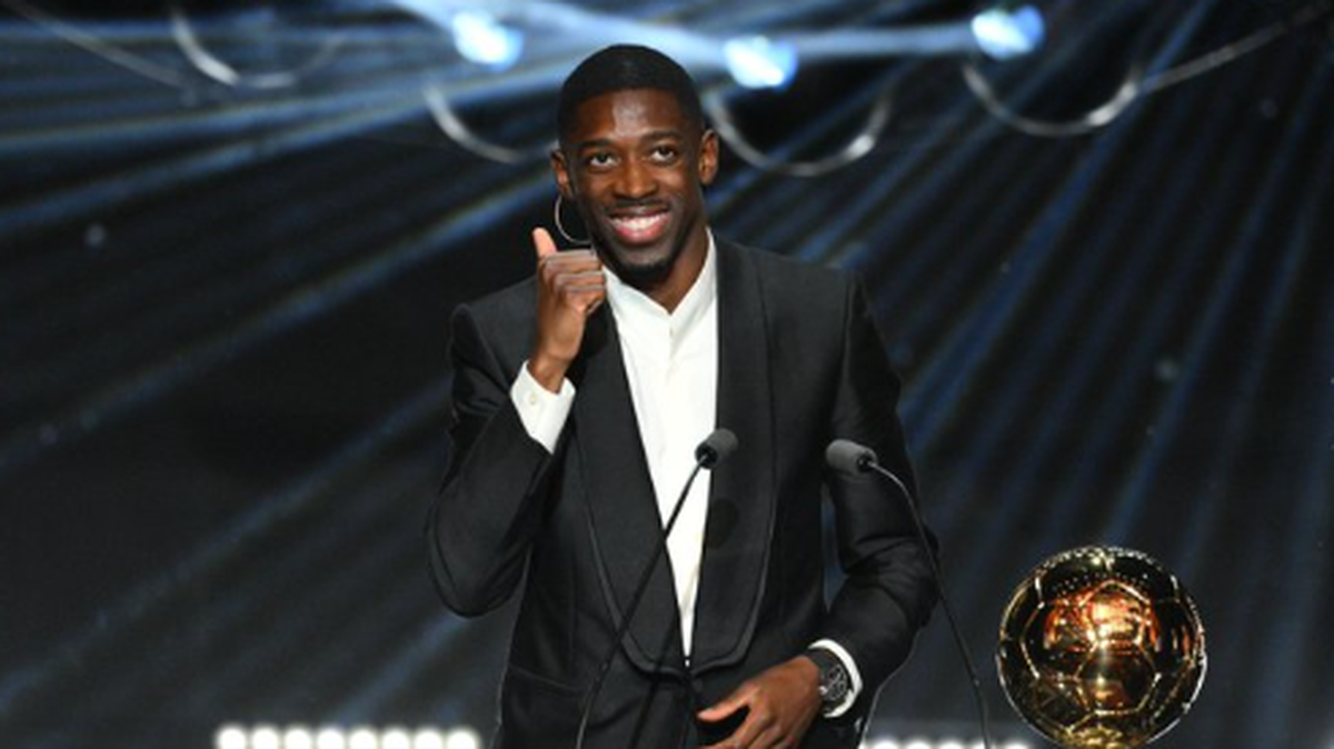 El delantero del PSG Ousmane Dembélé fue galardonado este lunes con el Balón de Oro, en una ceremonia organizada en el teatro del Chatelet de París, convirtiéndose en el sexto jugador francés en recibir la recompensa suprema.