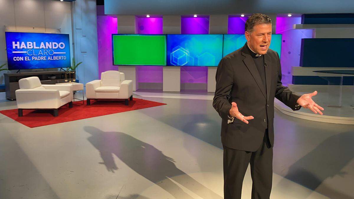 Padre Alberto Cutié no ocultó su alegría por su regreso a la pantalla con “Hablando claro”, que sale al aire los sábados y domingos a las 6 p.m.