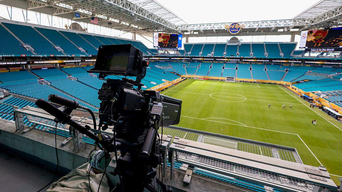 Las mayores plataformas que retransmitirán el Mundial de Fútbol en Estados Unidos ya no solo emitirán los partidos: desplegarán un abanico de servicios basados en inteligencia artificial, multicámara, resúmenes personalizados y contenidos adicionales para atraer a las nuevas  generaciones que han transformado por completo sus hábitos de consumo audiovisual. 