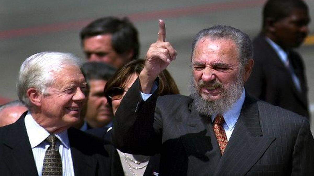 En esta imagen de archivo del 12 de mayo del 2002, aparece el entonces gobernante de Cuba, Fidel Castro, junto al ex presidente norteamericano Jimmy Carter en La Habana.