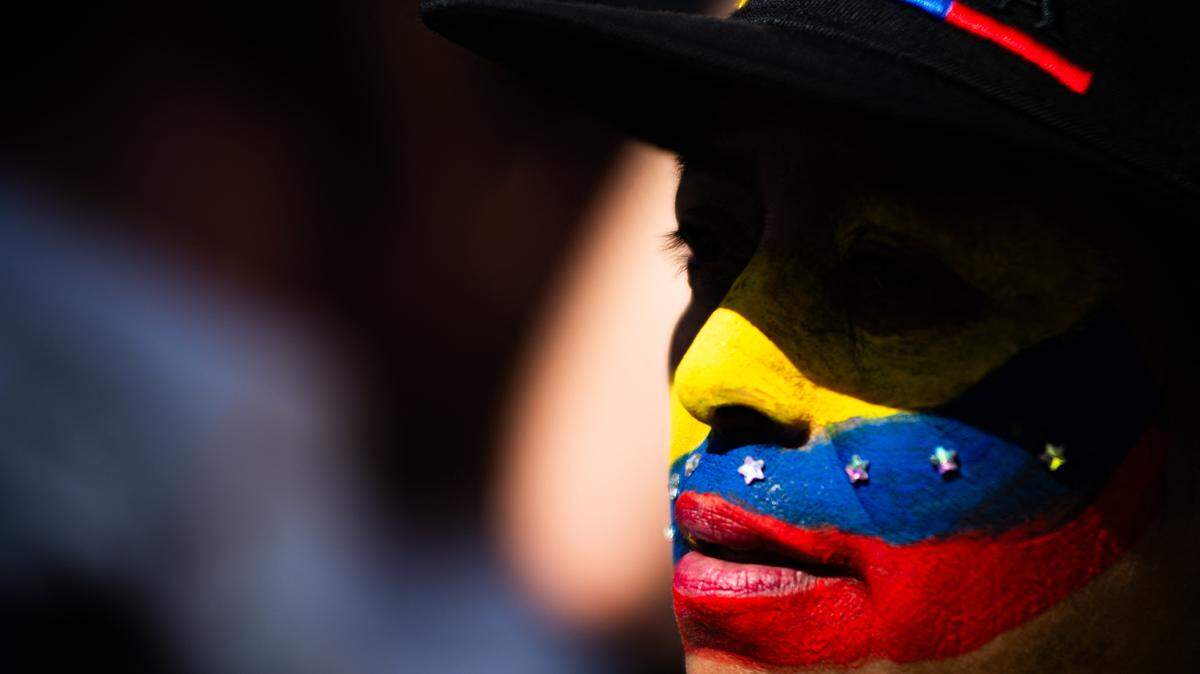 Un inmigrante participa en una protesta contra el gobierno venezolano de Nicolás Maduro, el 10 de enero de 2025, en Bogotá, Colombia.