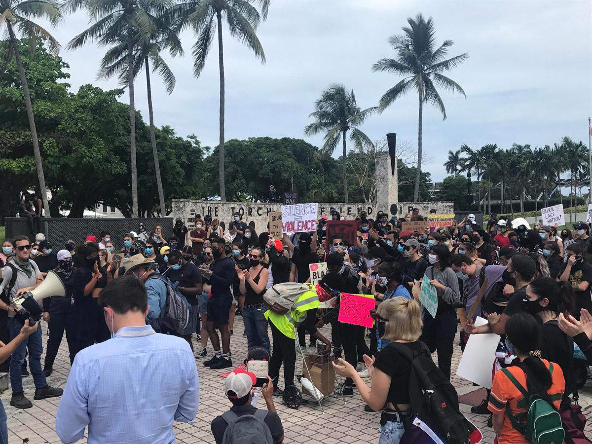 Una gran multitud se reúne en Bayfront Marketplace el viernes 12 de junio de 2020, antes de una marcha de protesta en honor a George Floyd.