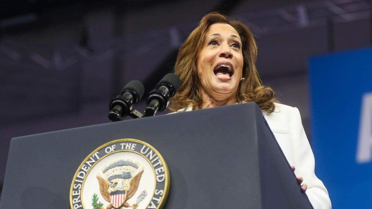 La vicepresidenta de Estados Unidos y candidata presidencial Kamala Harris habla en un mitin de campaña el 29 de agosto de 2024 en Savannah, Georgia.