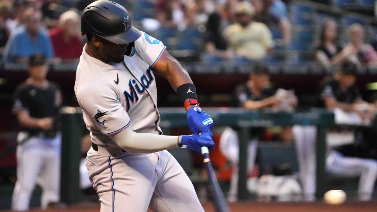 El bateador designado cubano de los Marlins Jorge Soler pega un jonrón de tres carreras en el pirmer inning del partido ante los Diamondbacks, celebrado el 9 de mayo de 2023 en Phoenix, Arizona.