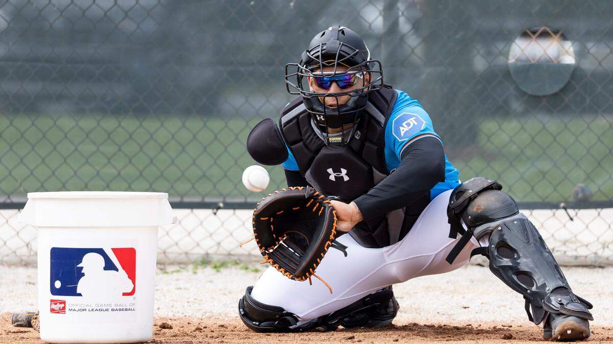 El receptor Agustín Ramírez durante una práctica con los Marlins en el entrenamiento de primavera, celebrada el 17 de febrero de 2025 en el Roger Dean Chevrolet Stadium en Jupiter, Florida.