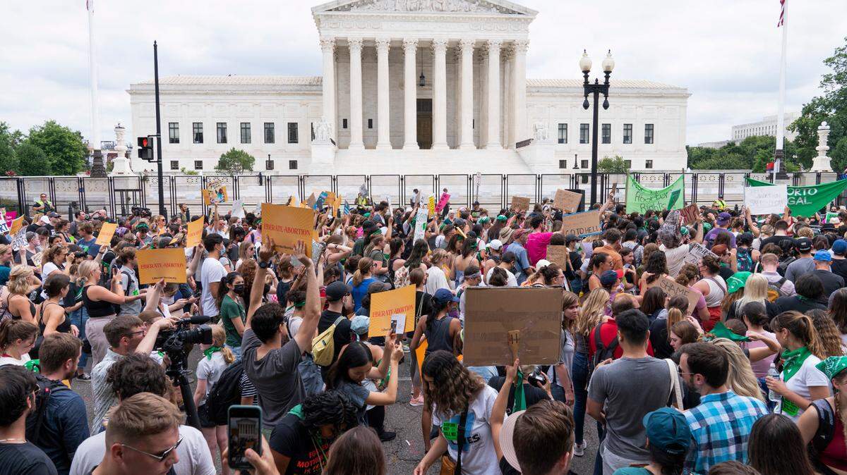 Manifestantes protestan frente a la Corte Suprema su decisión de revocar el derecho constitucional al aborto el 24 de junio del 2022 en Washington. Muchas empresas respondieron a esa decisión ofreciendo pagar el viaje de sus empleadas para que se sometan a abortos en otros estados si en el suyo se prohíbe la interrupción del embarazo. (AP Photo/Jacquelyn Martin, File)