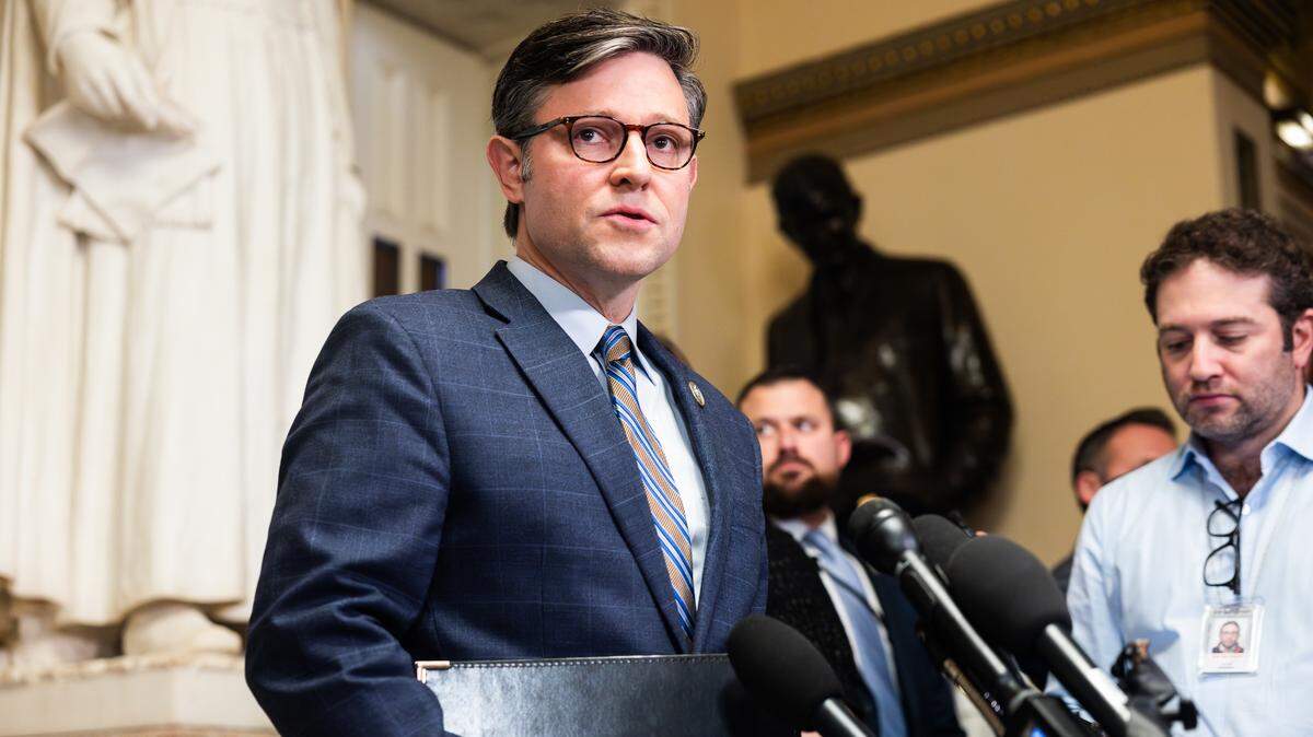 El recién electo presidente de la Camara Baja, el republicano Mike Johnson, habla con periodistas después de su reunión con el primer ministro de Australia, Anthony Albanese, en el Capitolio de Washington D.C., el jueves 26 de octubre de 2023.