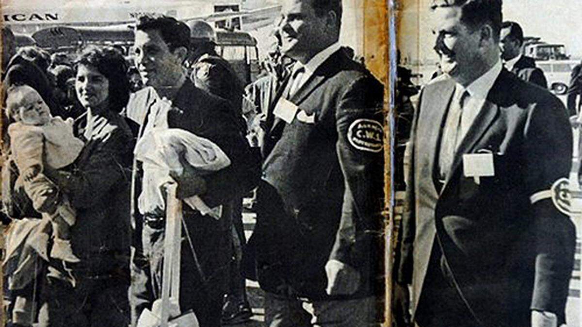 Jose y Rebeca Anorga con su hija (izquierda), fotografiados al arribar al aeropuerto de Miami en el primer Vuelo de la Libertad, procedente de Cuba, el 1 de diciembre de 1965.