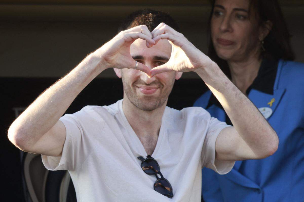 Released Israeli hostage Avinatan Or greets well-wishers upon arriving at Beilinson Hospital in the Rabin Medical Centre in Petah Tikva in central Israel on October 13, 2025. Israel said that the last 20 living hostages released by Hamas on October 13, had arrived in the country. (Photo by Menahem Kahana / AFP) (Photo by MENAHEM KAHANA/AFP via Getty Images)