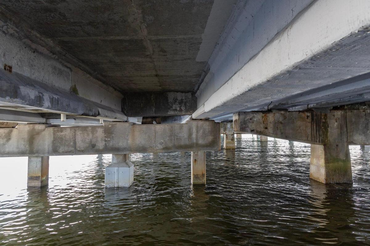 Los pilotes bajo el puente Bear Cut de 1944, que conecta Key Biscayne y Virginia Key, necesitan ser apuntalados constantemente. El condado de Miami-Dade ha iniciado un proceso de planificación trienal para su reemplazo.