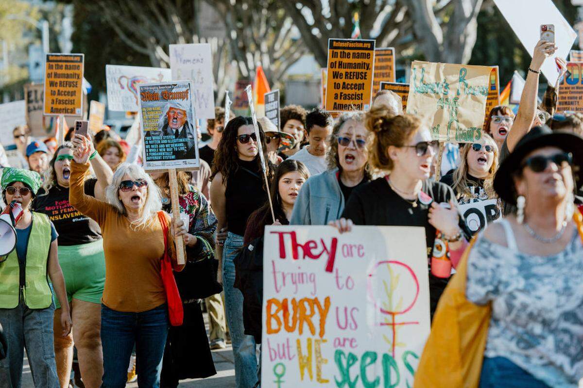 Manifestantes portan pancartas durante una protesta con motivo del Día Internacional de la Mujer en Los Ángeles el 8 de marzo de 2025. La marcha, que formaba parte de un movimiento a nivel nacional, exigía medidas contra la opresión, la defensa de los derechos reproductivos y la protección de los derechos de las mujeres y de la comunidad LGBTQ+. 