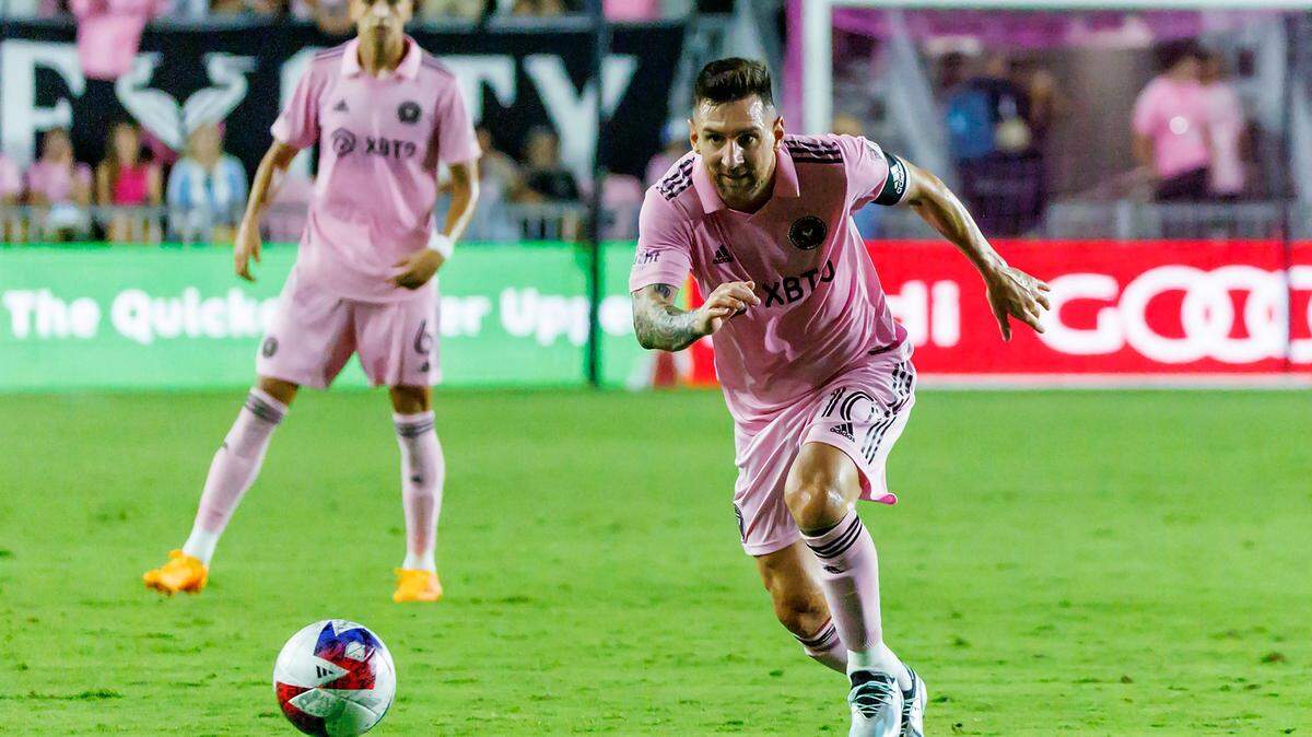 La estrella del Inter Miami Lionel Messi (der.) durante el partido contra Nashville SC, el miércoles 30 de agosto de 2023, en Fort Lauderdale, Florida.