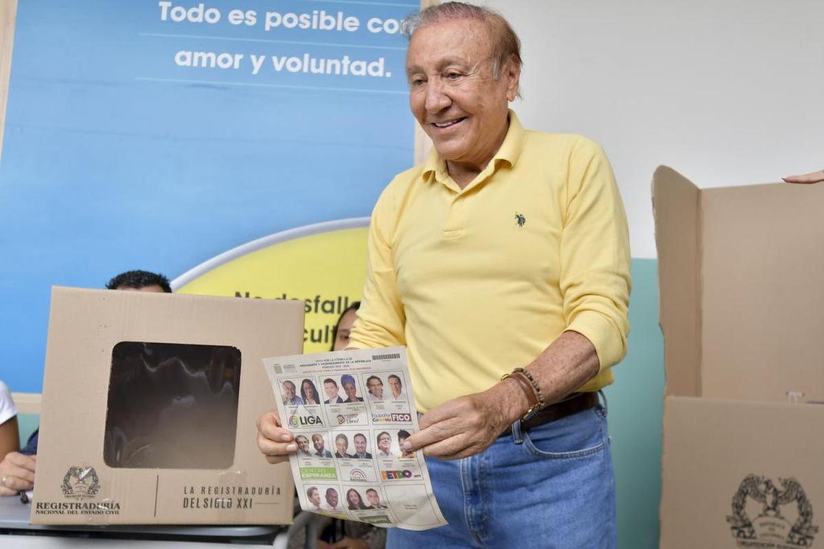 Rodolfo Hernández, candidato presidencial de la Liga de Gobernadores Anticorrupción, muestra su boleta antes de votar en las elecciones presidenciales en Bucaramanga, Colombia, el domingo 29 de mayo de 2022. (Foto AP/Mauricio Pinzon)