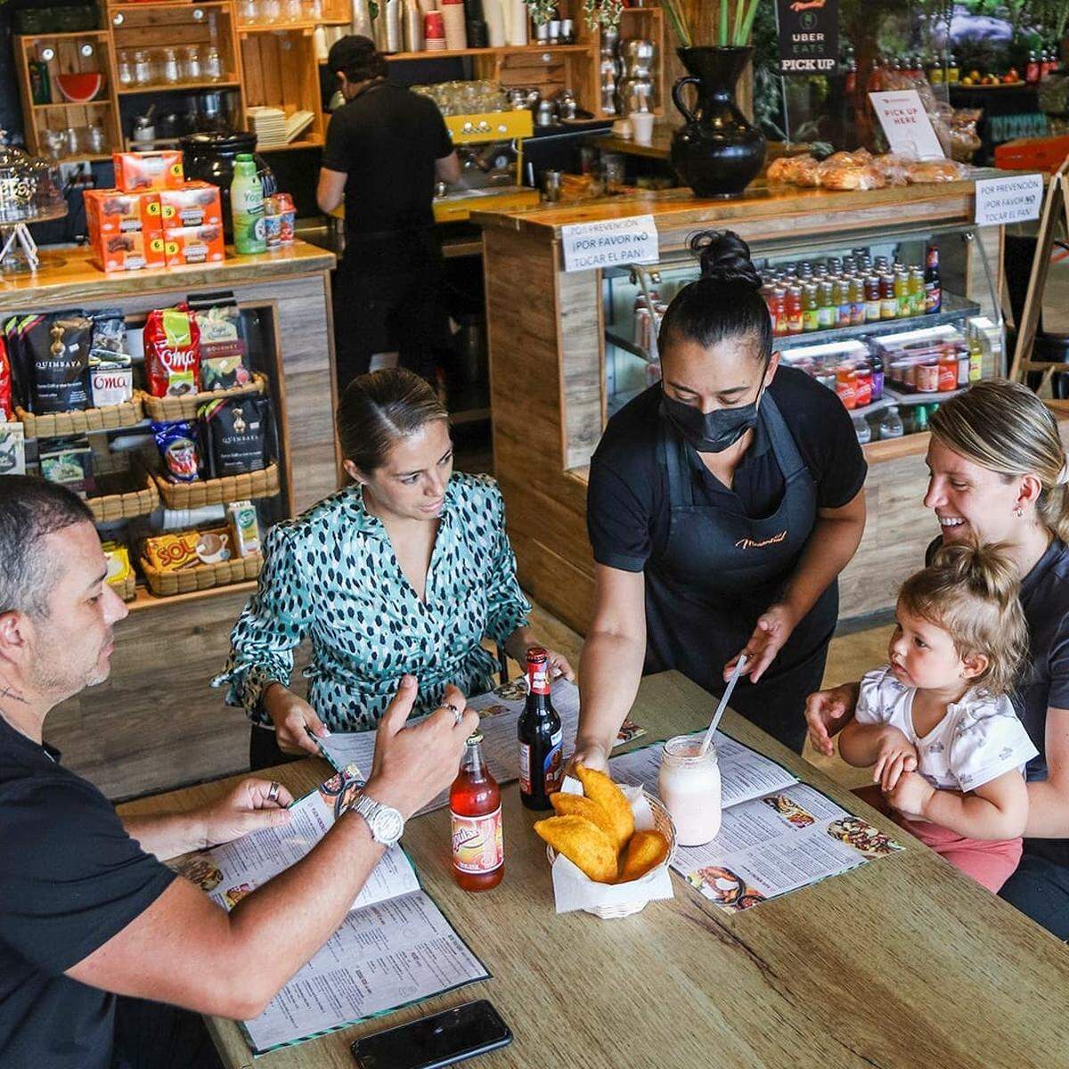 En Manantial Market podrás conseguir una gran variedad de artículos colombianos que te ayudarán a satisfacer la nostalgia de estar lejos de casa. El establecimiento es también un restaurante donde se sirven desayunos, almuerzos y cenas colombianas.