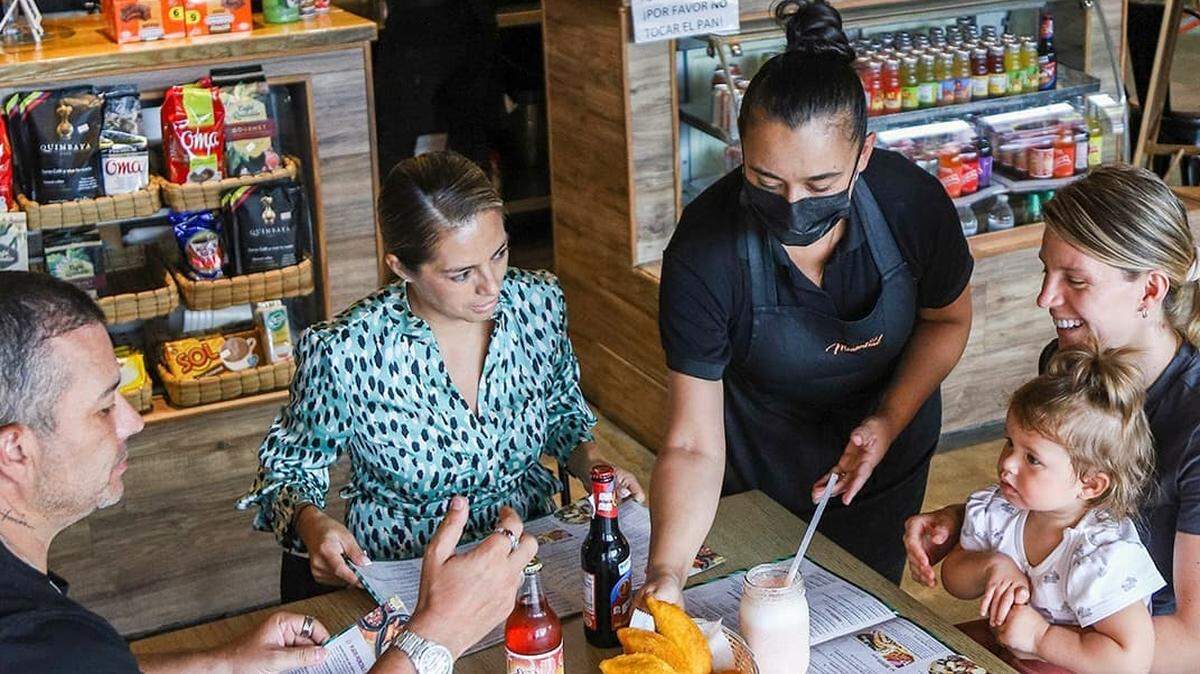 En Manantial Market podrás conseguir una gran variedad de artículos colombianos que te ayudarán a satisfacer la nostalgia de estar lejos de casa. El establecimiento es también un restaurante dónde se sirven desayunos, almuerzos y cenas colombianas.