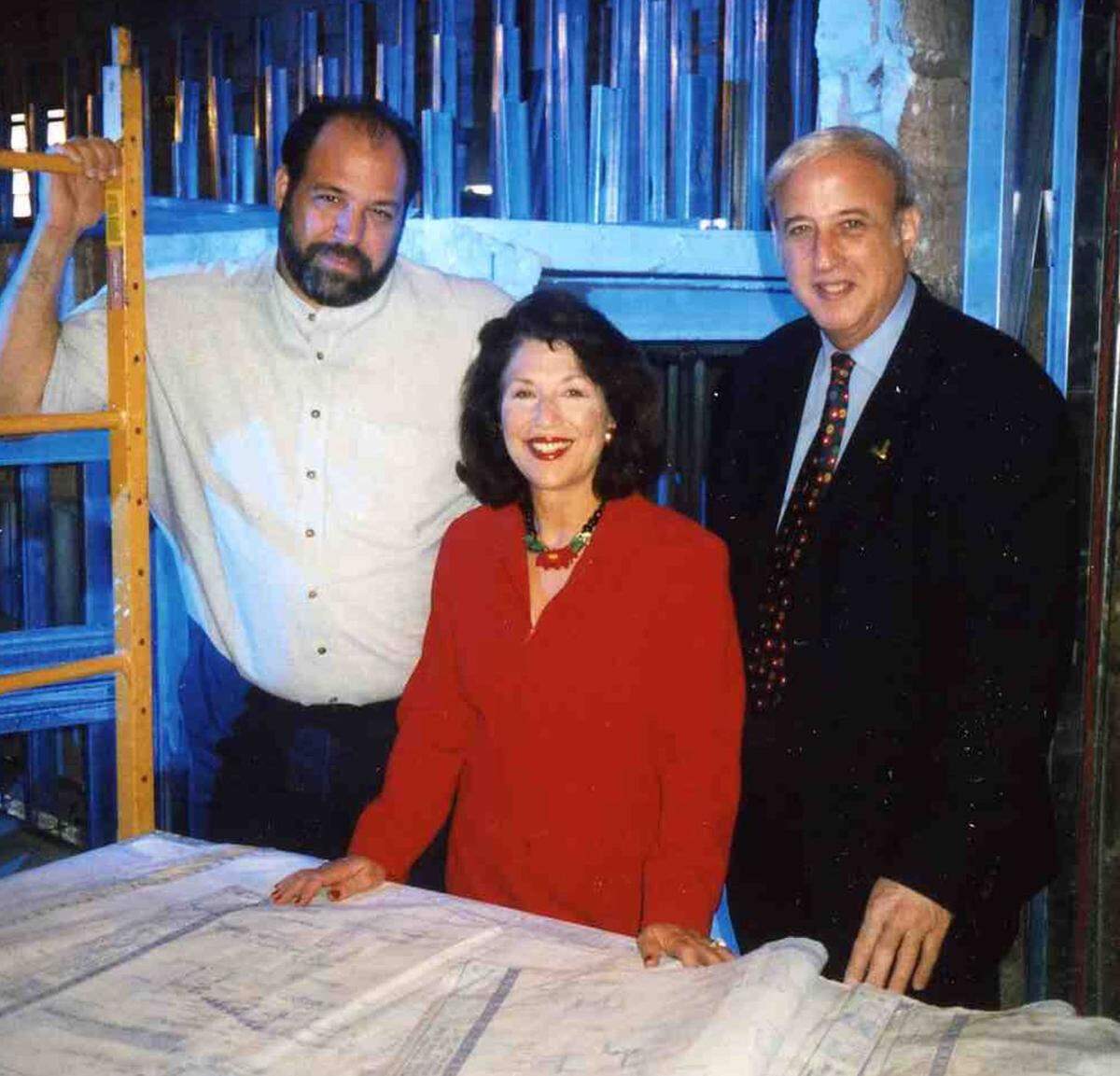 David Arisco, director artístico del Actors’ Playhouse, Barbara S. Stein, directora ejecutiva fundadora y productora, y el Dr. Lawrence E. Stein, presidente fundador del consejo de administración, revisan los planos del Miracle Theatre en 1994. 