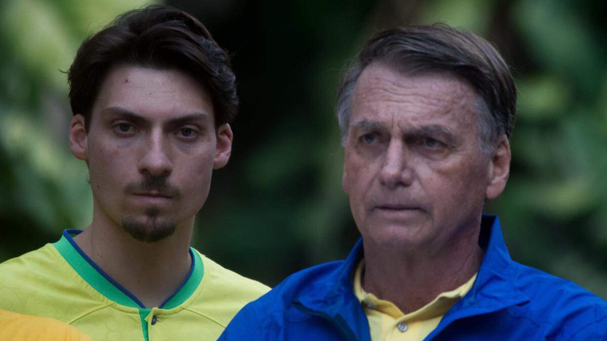 Foto de archivo del 29 de junio de 2025 que muestra al expresidente Jair Bolsonaro (der.) participando en una protesta para denunciar el juicio en su contra, en Sao Paulo, Brasil.