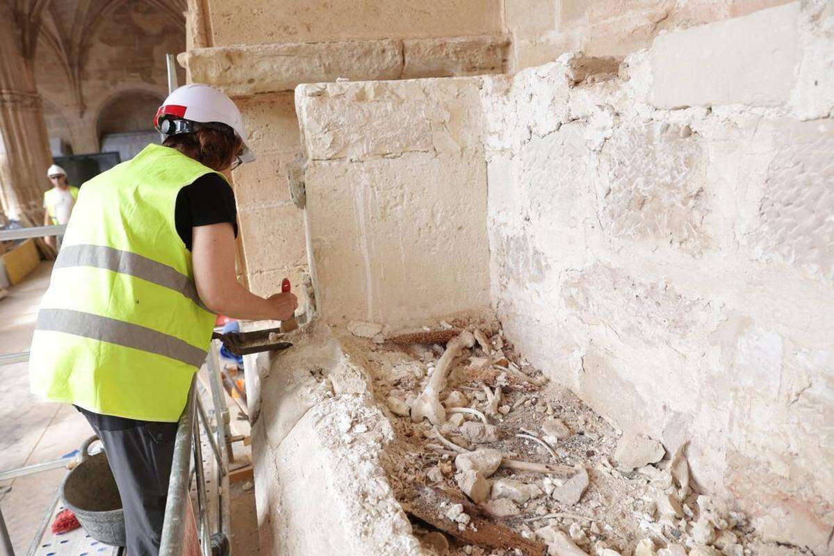 Más restos humanos de hace 600 años que se encontraron en el monasterio.