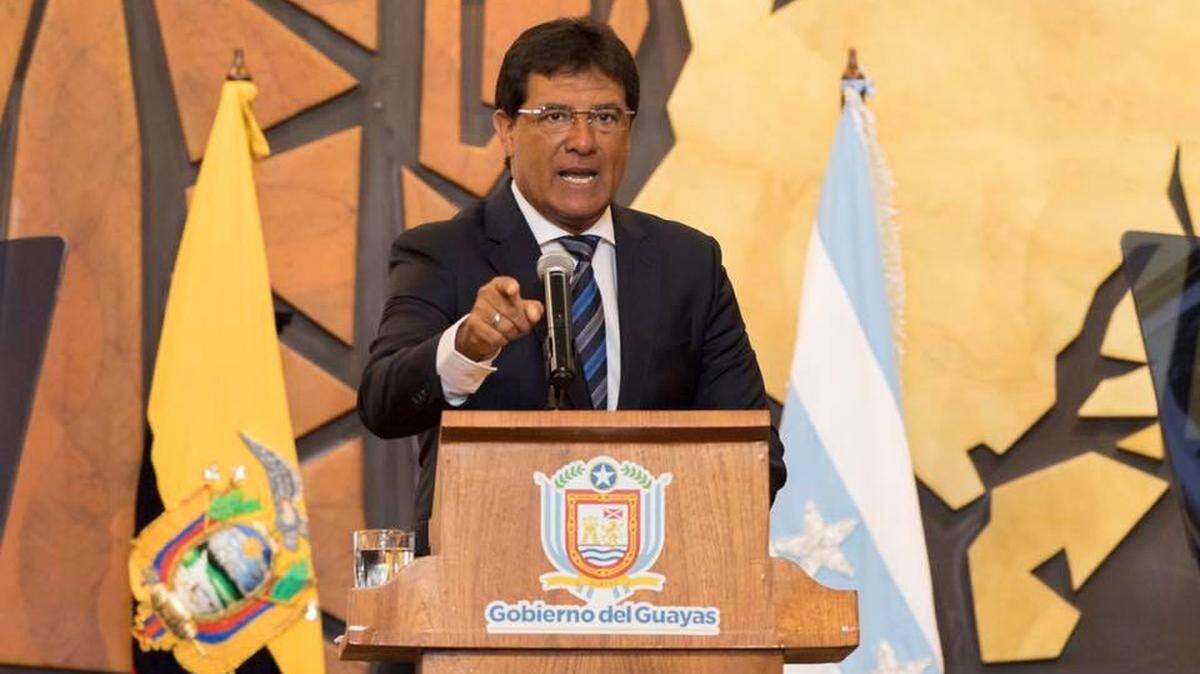 Carlos Luis Morales en plena función como prefecto de la provincia del Guayas, en Ecuador.