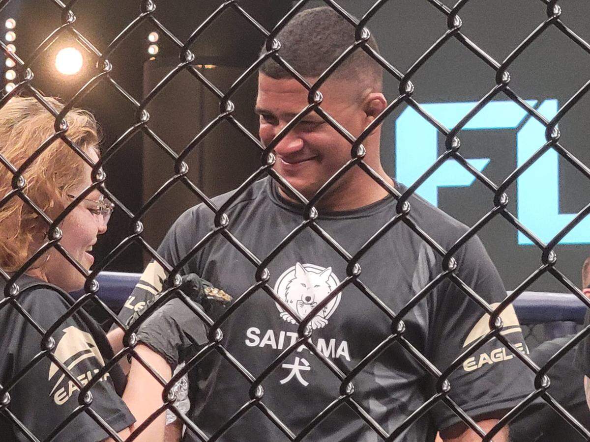GILBERT BURNS en calidad de coach durante el evento de Eagle FC celebrado el 11 de marzo en Miami.