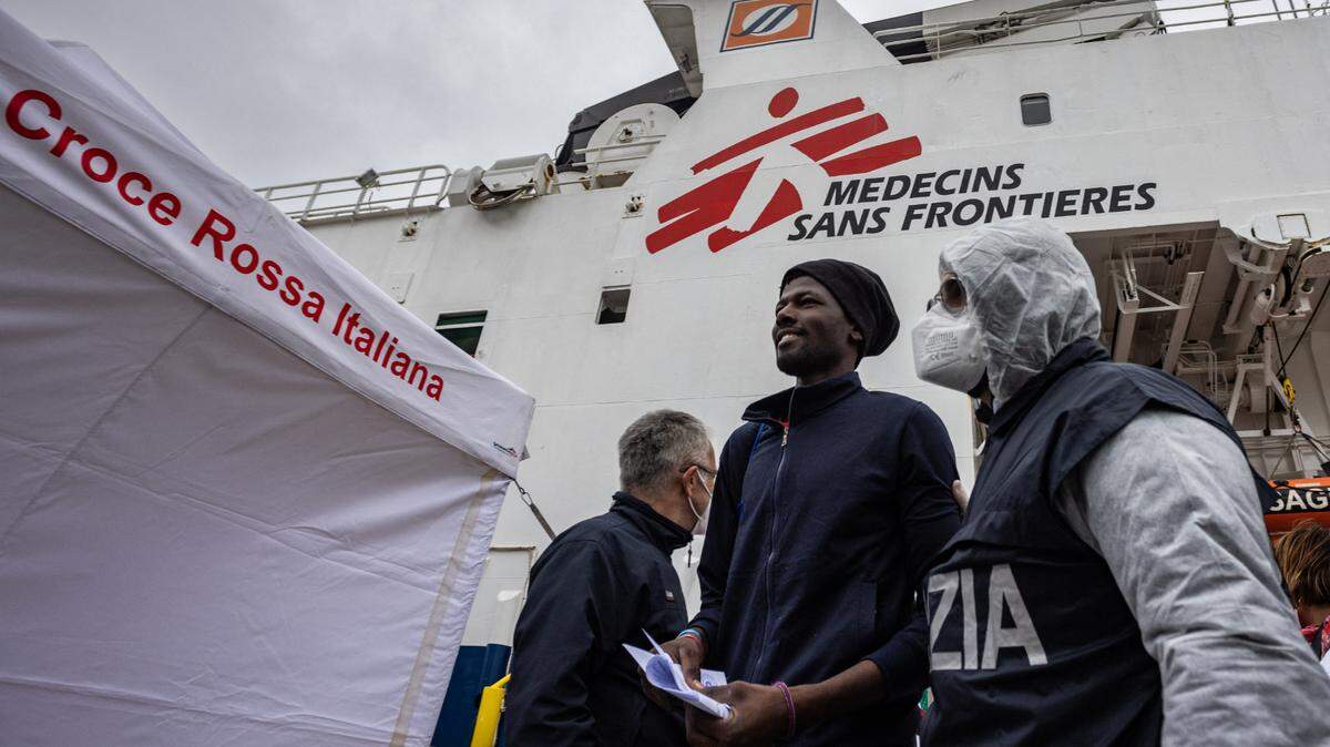Foto de archivo del 18 de octubre de 2023, que muestra a varios inmigrantes desembarcando en el puerto de Génova, Italia, después que el gobierno italiano permitió el arribo de un barco de rescate operado por la ONG Doctores Sin Fronteras.