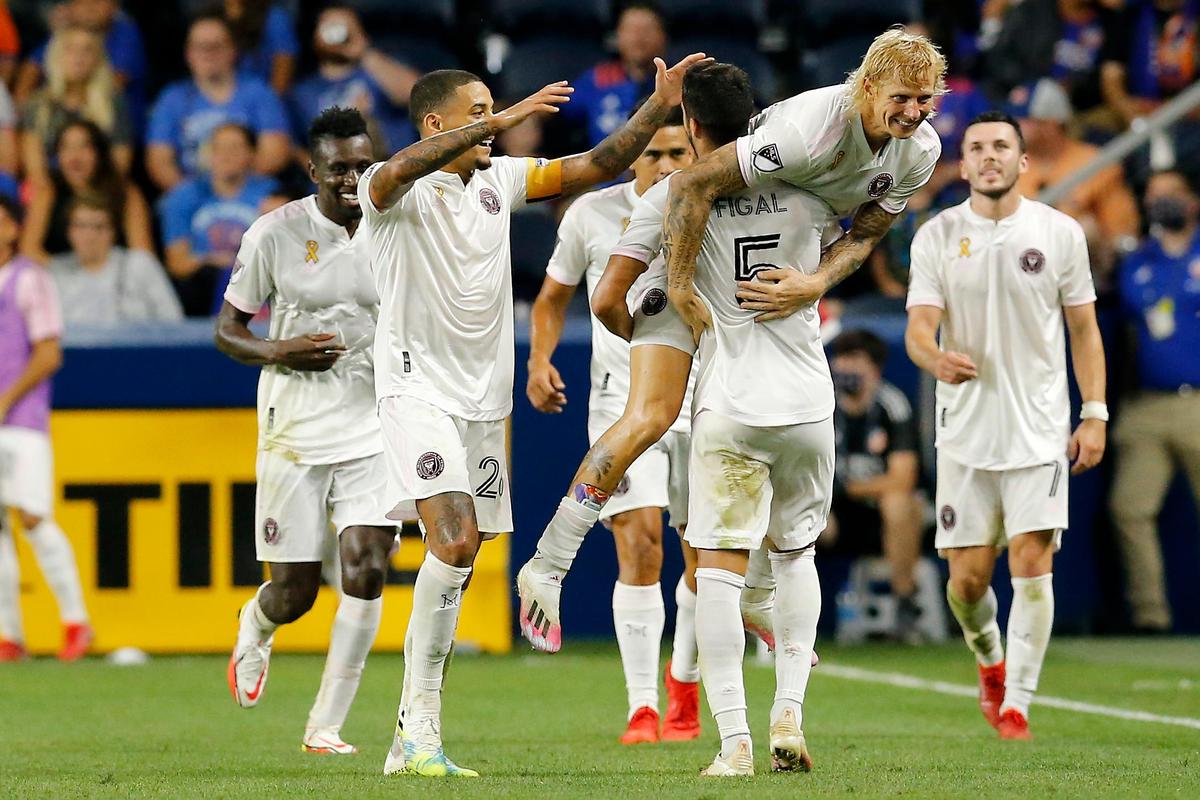 El mediocampista del Inter Miami CF Brek Shea (20) celebra con los compañeros de equipo después de anotar el gol de la victoria en el último minuto de la segunda mitad del partido de la MLS entre el FC Cincinnati y el Inter Miami CF en el TQL Stadium en el barrio West End de Cincinnati el sábado. , 4 de septiembre de 2021. El Inter Miami CF ganó 1-0 con un gol en el minuto 90.