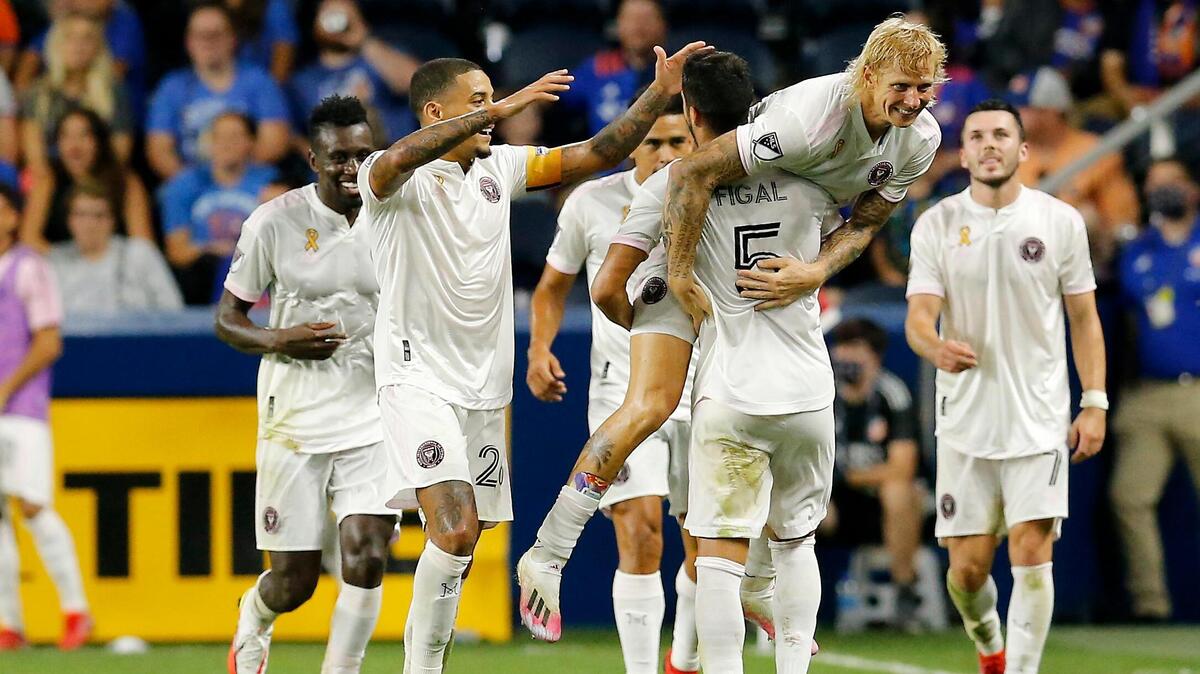 El mediocampista del Inter Miami CF Brek Shea (20) celebra con los compañeros de equipo después de anotar el gol de la victoria en el último minuto de la segunda mitad del partido de la MLS entre el FC Cincinnati y el Inter Miami CF en el TQL Stadium en el barrio West End de Cincinnati el sábado. , 4 de septiembre de 2021. El Inter Miami CF ganó 1-0 con un gol en el minuto 90.