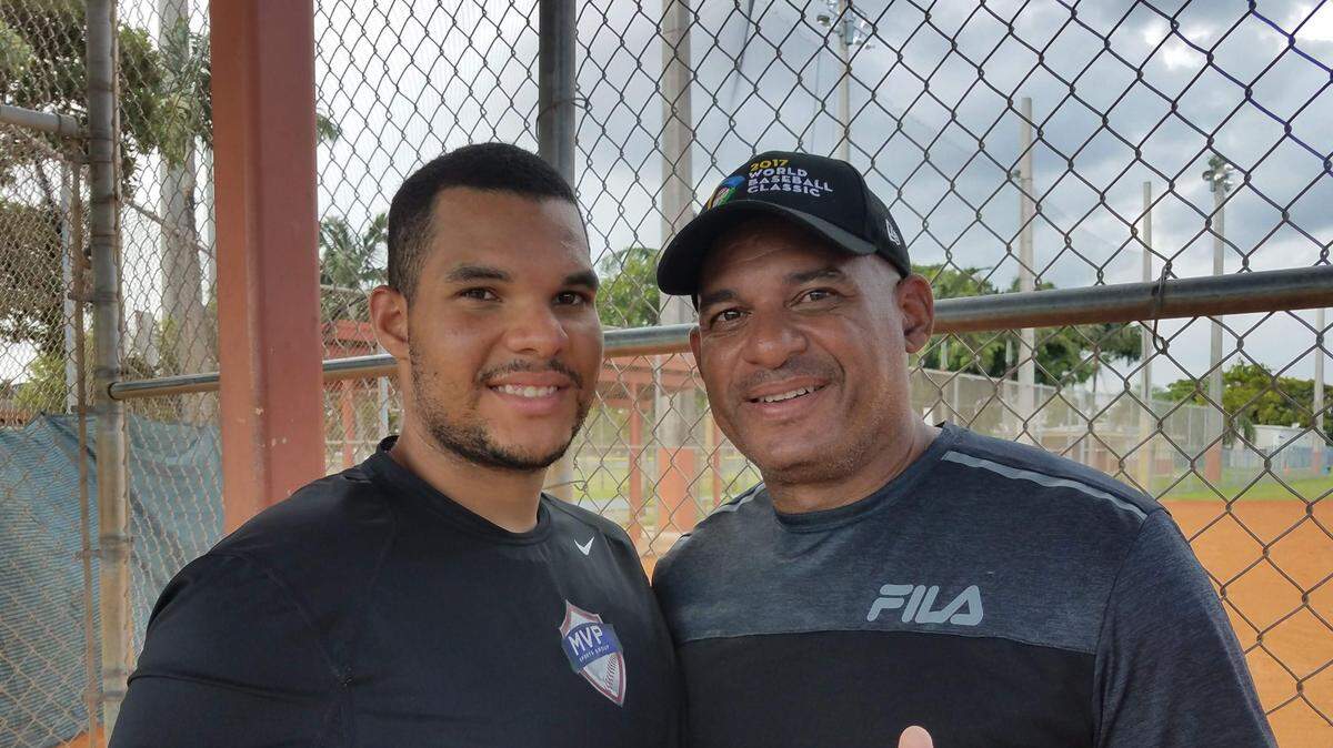 Orestes Kindelán vino a Miami a supervisar el desarrollo de su hijo Lionard, quien se prepara para llegar a Grandes Ligas.