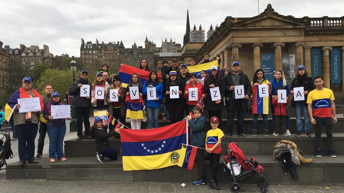 Miembros de la cada vez mayor población de expatriados venezolanos en Escocia se reunieron el año pasado en Edimburgo.