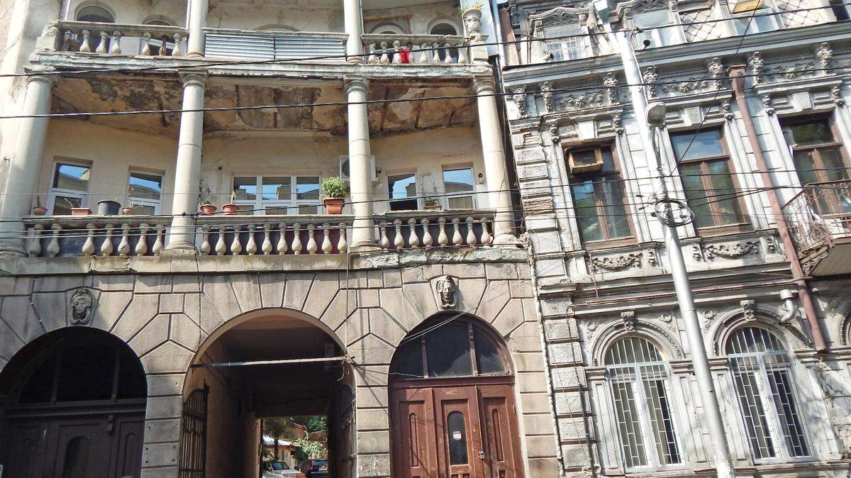 Para comienzos del siglo pasado Sololaki ya era considerado el barrio más bello de la capital georgiana. En la imagen una turista bajo uno de los arcos que da acceso al patio interior de una de las casonas.