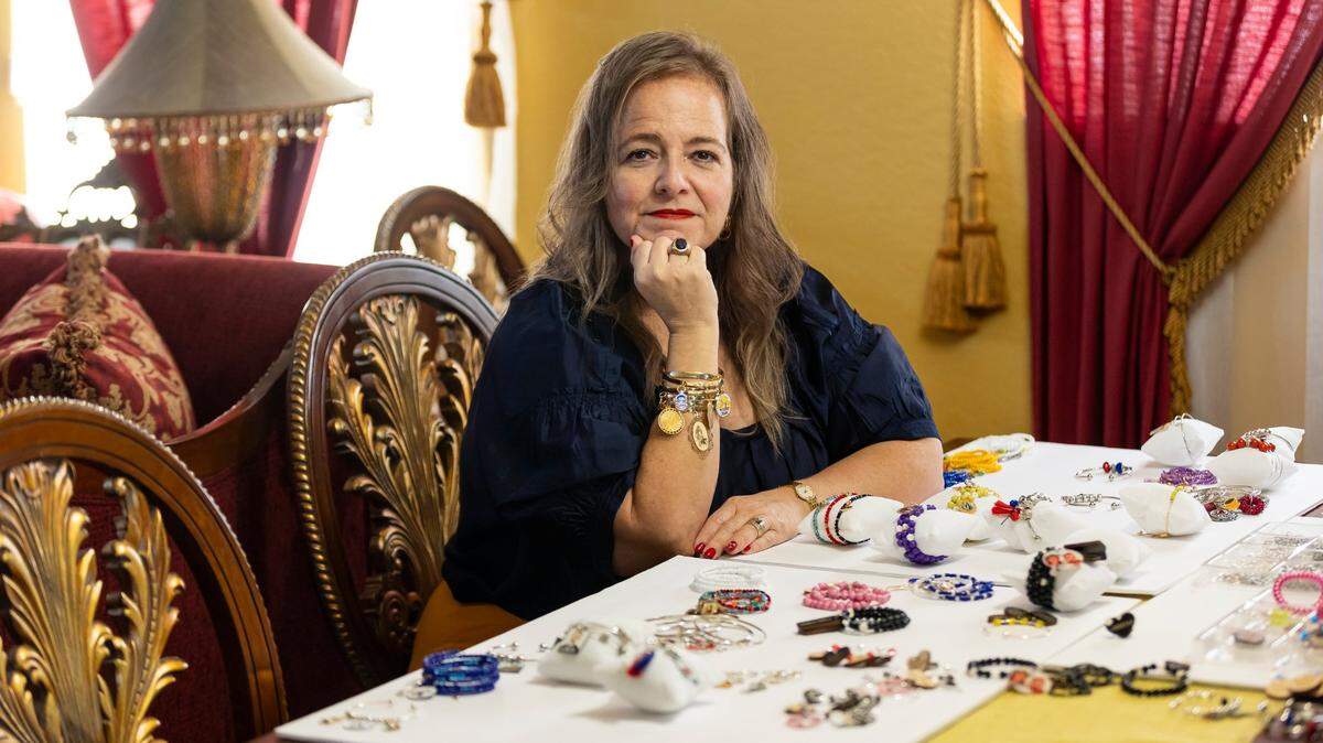Flor María Dabaja creó Fortuna Cubana, un negocio online de venta de prendas y accesorios que ella diseña y que muestran la idiosincrasia cubana con frases, dichos, amuletos y símbolos patrios.
