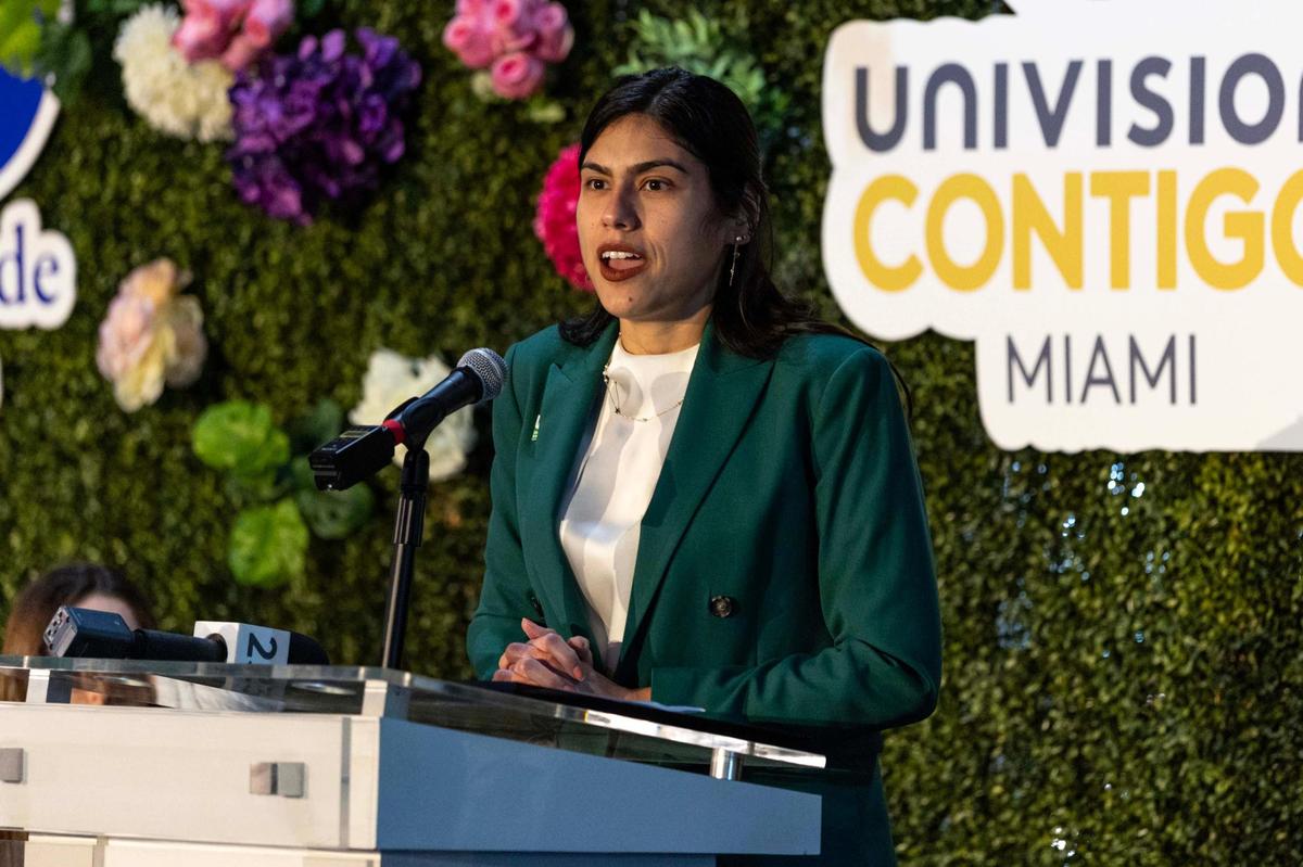 Nancy Canaveras, gerente de distrito de Publix, habla en la ceremonia de entrega de los premios Orgullo de Nuestra Juventud.