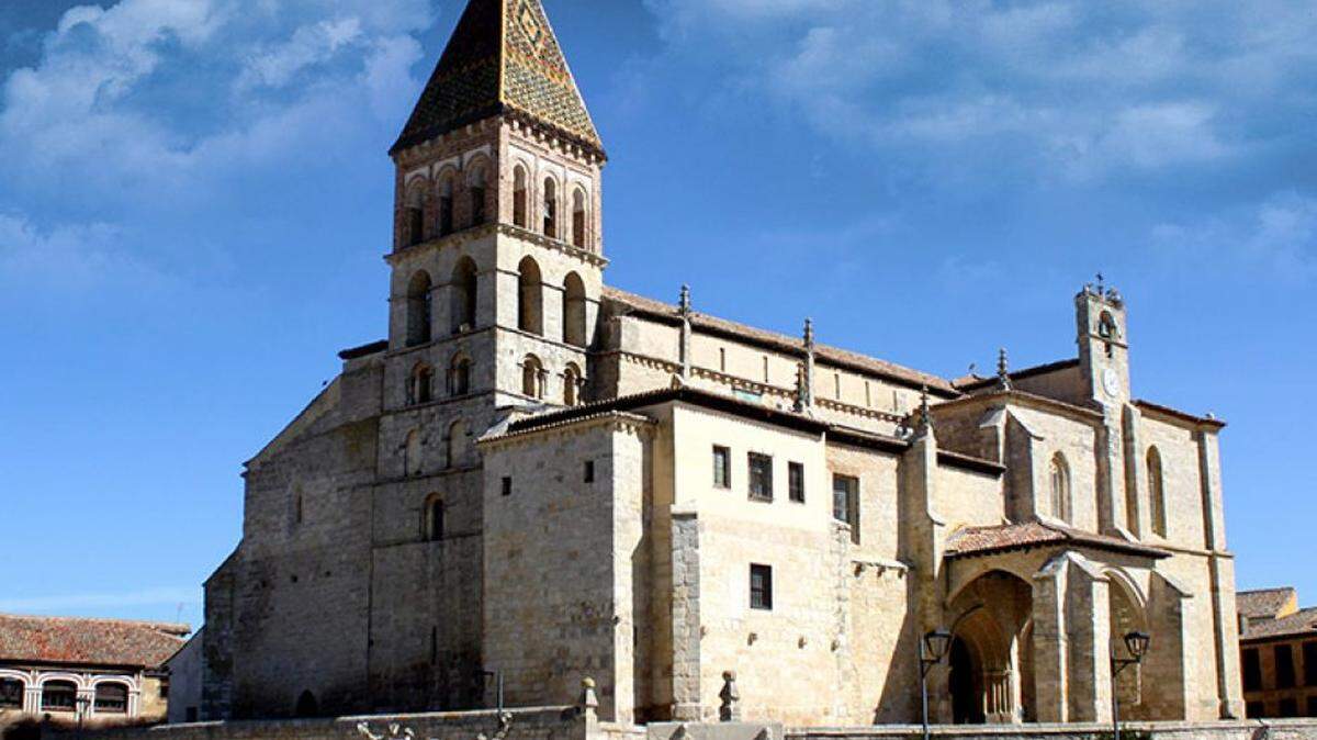 Iglesia - Museo Parroquial de Santa Eulalia de Paredes de Nava, en la provincia de Palencia, en la Comunidad Autónoma de Castilla y León, España.