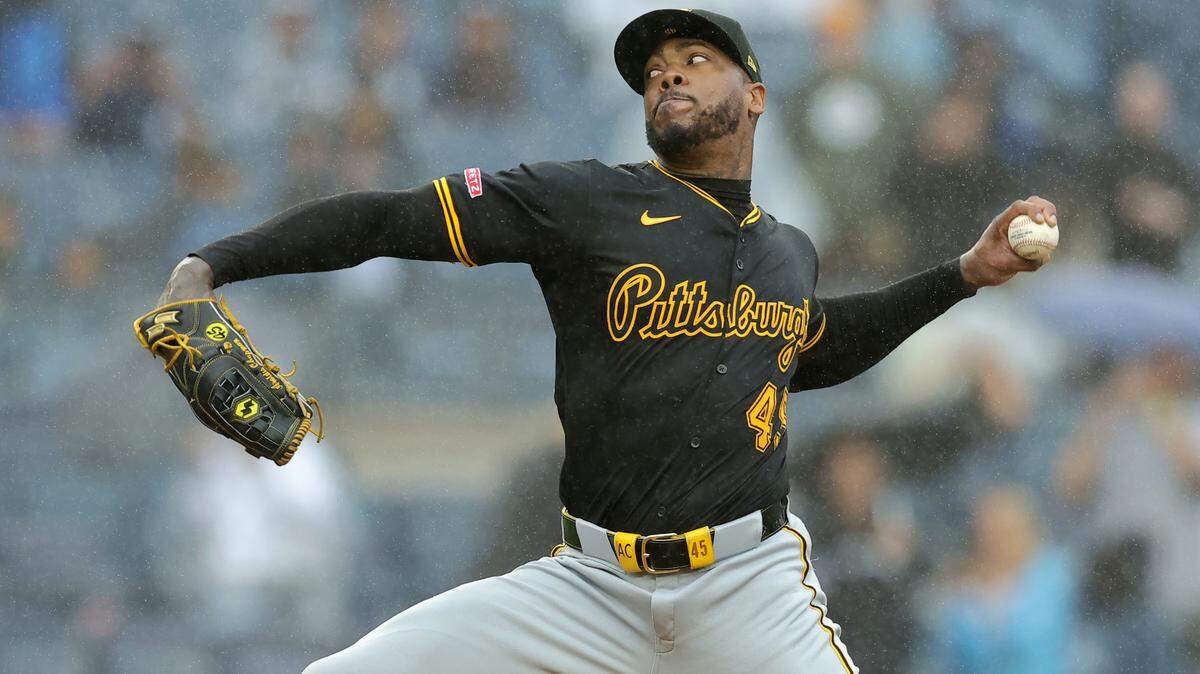 El relevista de los Piratas de Pittsburgh, Aroldis Chapman, lanza contra los Yankees durante la novena entrada en el Yankee Stadium, el 28 de septiembre de 2024 en Nueva York.
