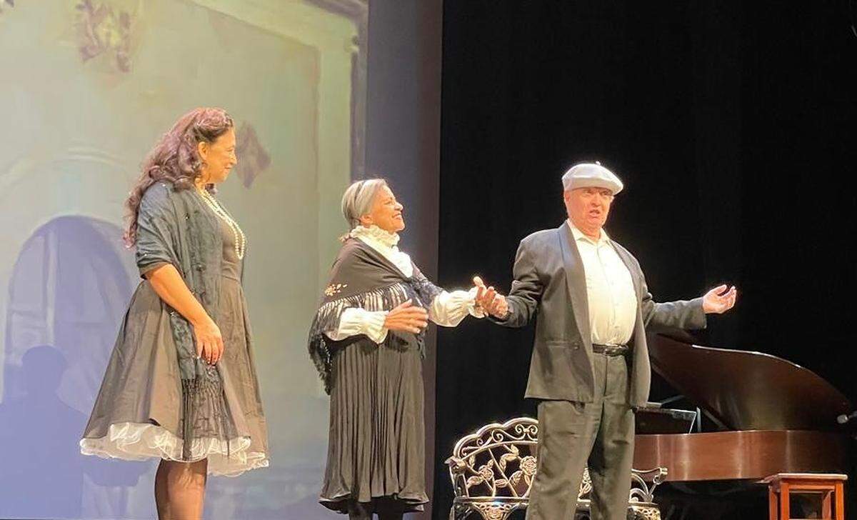 Dolores (Yetzabel Arias), Juana (Adelaida Rivero) y José (Miguel Cervantes) conversan antes de la procesión.