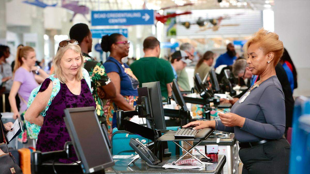 Pasajeros se registran en el mostrador de South West Airlines en el Aeropuerto Internacional de Fort Lauderdale-Hollywood el viernes 14 de abril de 2023.