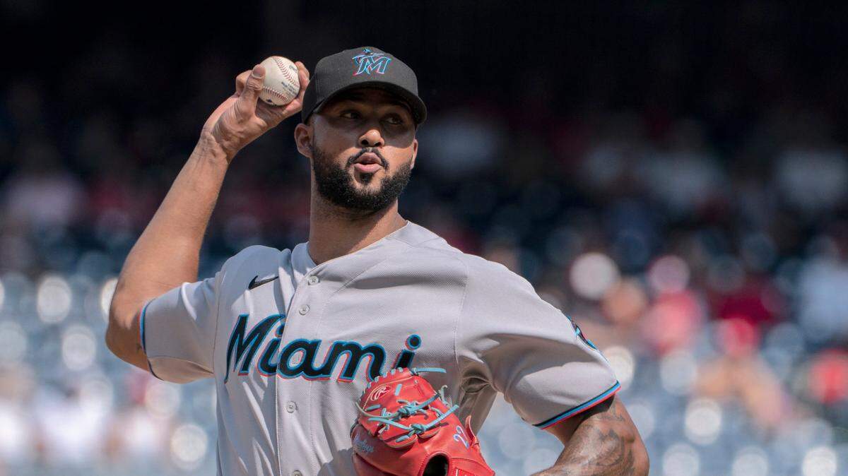 El abridor de los Marlins Sandy Alcántara lanza en el primer inning del partido ante los Nacionales, celebrado el 18 de septiembre de 2022 en Washington.