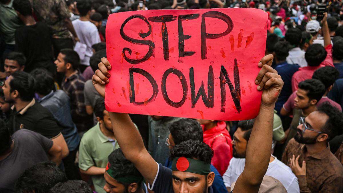 Un estudiante muestra una pancarta que dice “renuncie”, durante una protesta en contra de la primera ministra de Bangladés, Sheikh Hasina, el sábado 3 de agosto de 2024, en Daka.