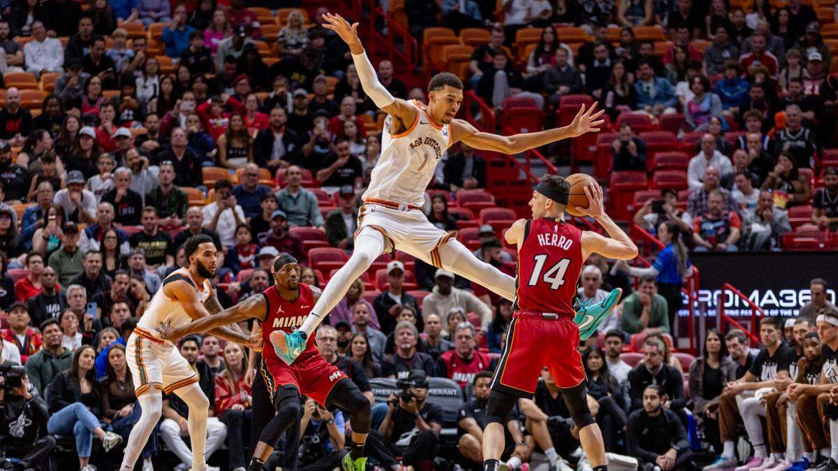 El jugador de los Spurs de San Antonio Victor Wembanyama trata de evitar el pase de Tyler Herro, del Heat, en el partido celebrado el 7 de febrero de 2024 en Miami.