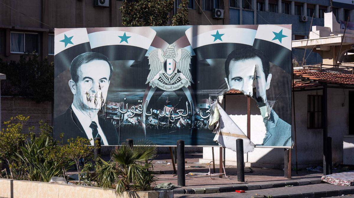 Vista de una estatua destruida del fallecido dictador sirio Hafez El Assad dentro del “complejo de seguridad” que solía albergar muchos servicios de seguridad del Estado, pocos días después del colapso del régimen de Bashar El Assad, hijo de Hafez, en Damasco, Siria, el 18 de diciembre de 2024.