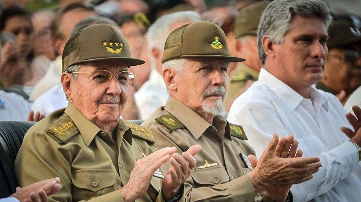 Foto de archivo del entonces gobernante cubano Raúl Castro (izq.), el comandante Ramiro Valdés (centro), y primer vicepresidente Miguel Díaz-Canel, durante un acto para conmemorar el Asalto al Cuartel Moncada, el 26 de julio de 2014, en Artemisa, Cuba.