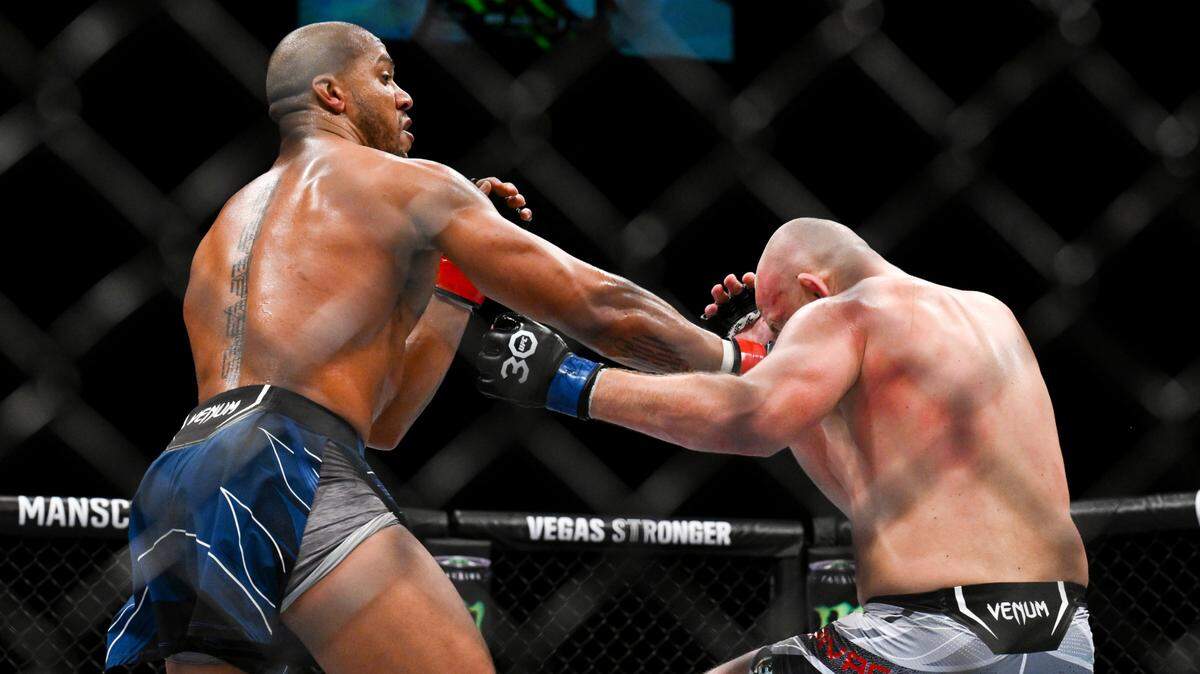 Ciryl Gane (izq.) prometió una clase magistral para su presentación delante de miles de sus compatriotas y cumplió su palabra en la UFC París al derrotar a Serghei Spivac.